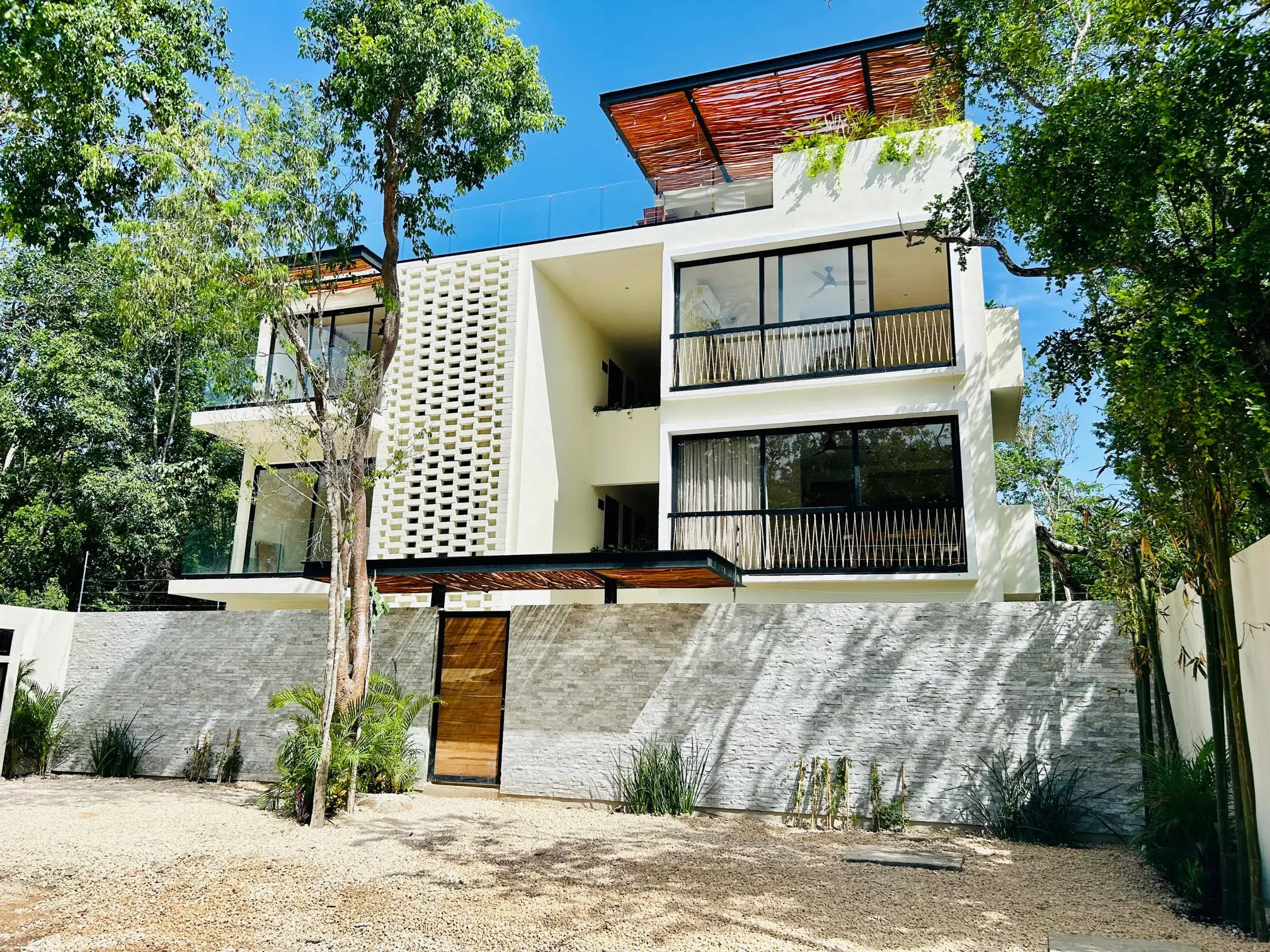 Exterior del edificio xeiba by mangrove en tulum